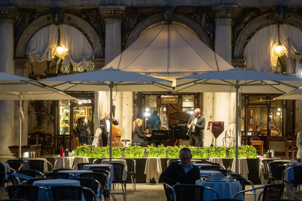 Cafétische und eine Musikbühne am Markusplatz