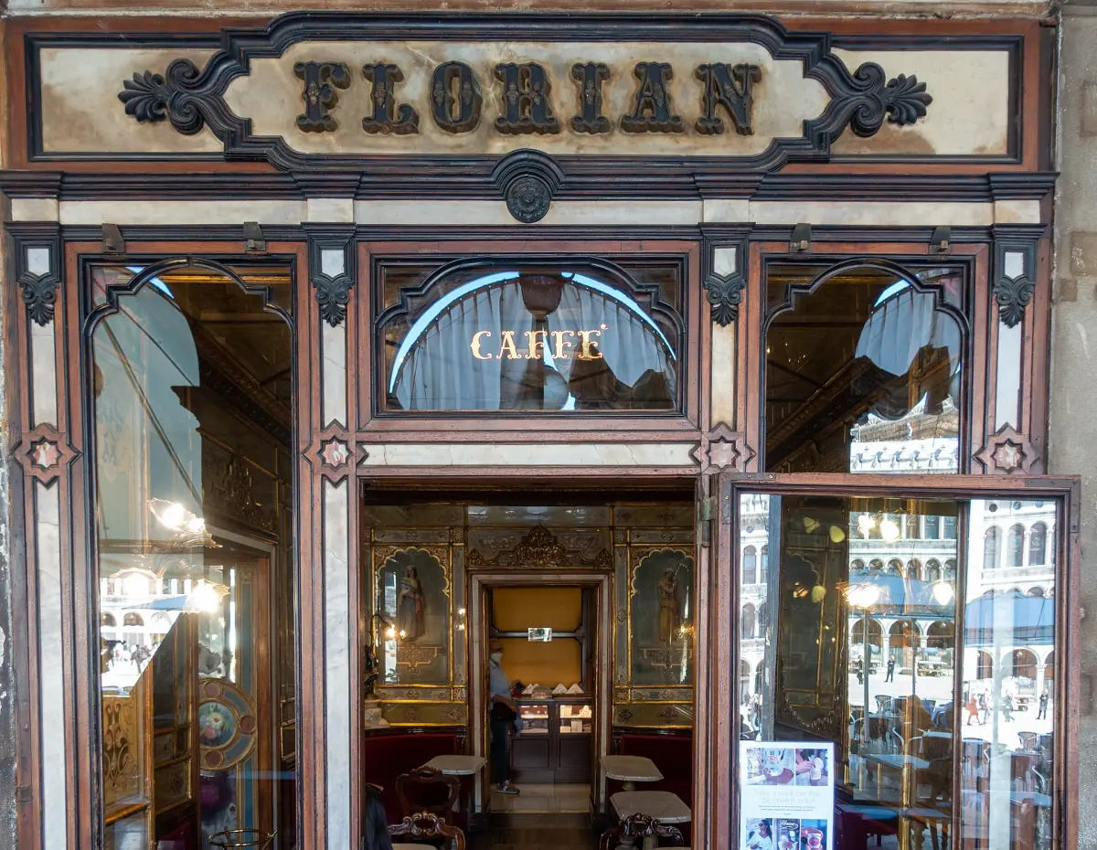 Der Eingang des Caffè Florian unter den Arkaden
