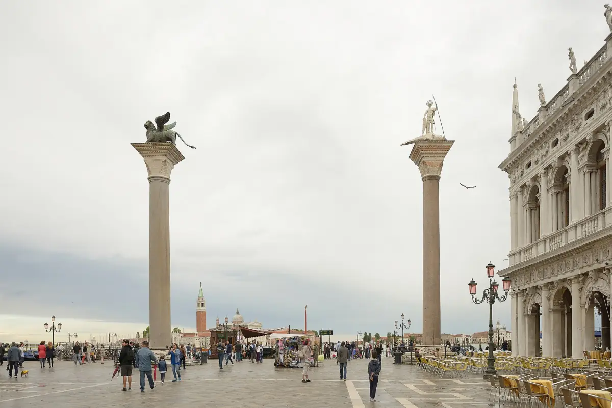 Die Säulen von San Marco und San Teodoro an der Piazzetta
