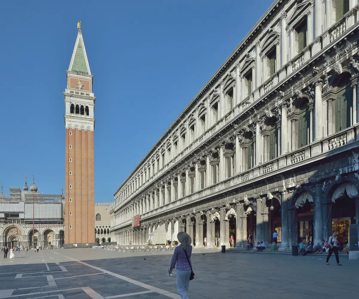 Der Markusplatz mit den Neuen Prokuratien und dem Campanile
